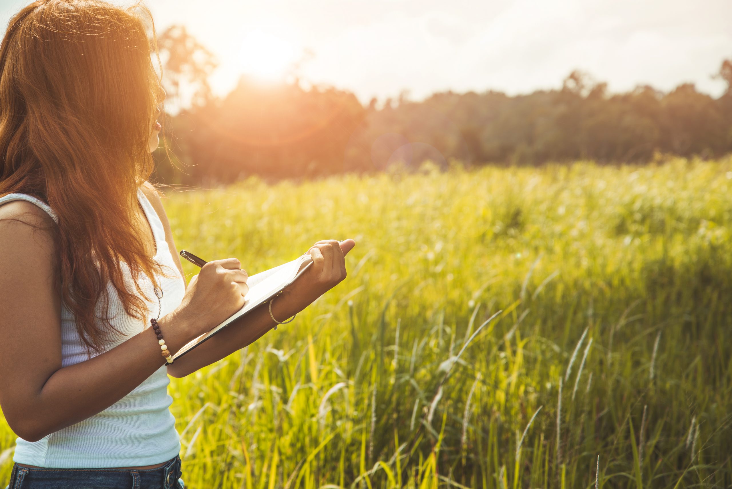 Mujer mirando el mapa en un espacio verde